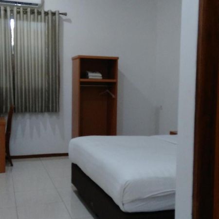 Aurora Hotel Siliwangi Сиребон Стая снимка